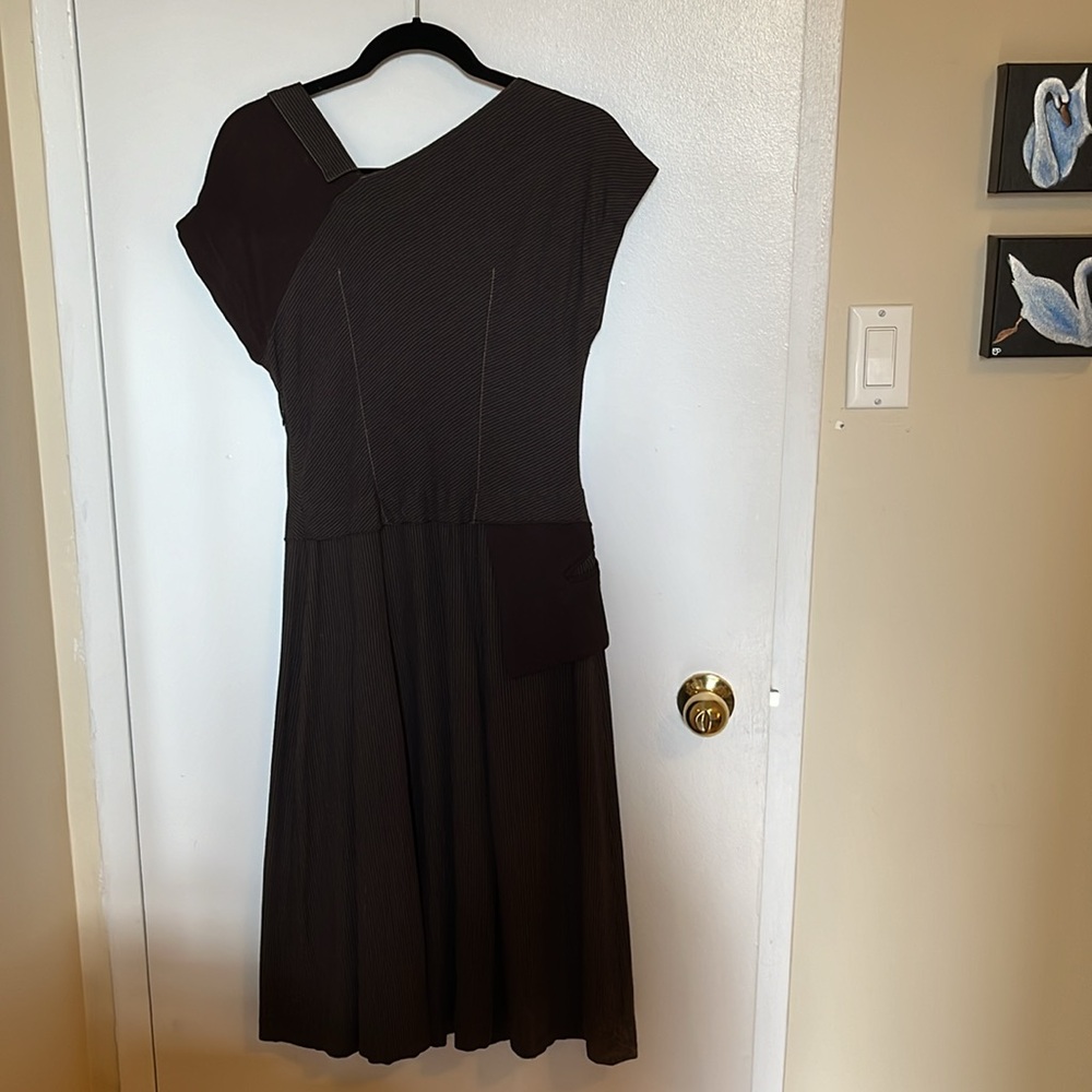 Another vintage dress that fits the body beautifully, hugging curves. Medium.